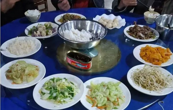 90后小伙旅游吃团餐，看到饭菜后直言想回家！