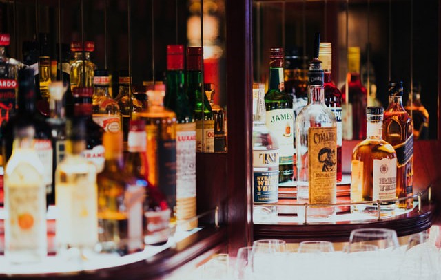 酒水有千亿级的市场规模，酒水专卖店却连肩都擦不上？